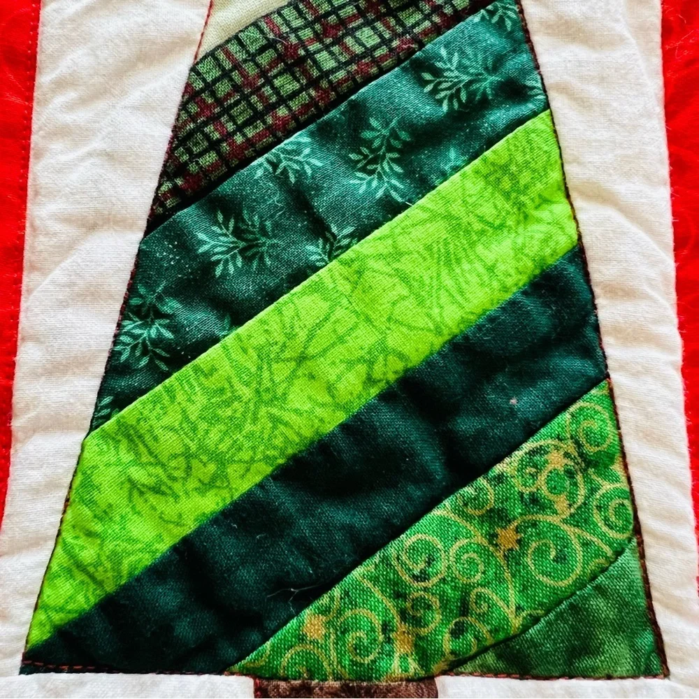 New Handmade Quilted Christmas Table Set Set of 5 (4 Placemats + 1 Centerpiece)